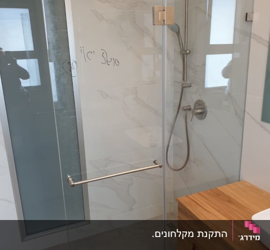 מקלחון זכוכית חזיתי מותקן בחדר רחצה מודרני